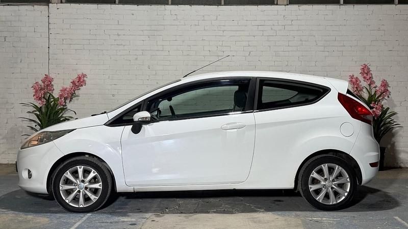 Used Ford Fiesta Zetec 2009 White Hatchback