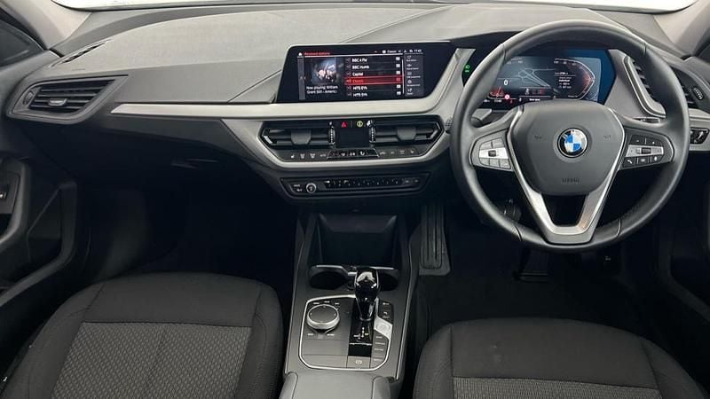 Begagnad BMW 116 Comfort Edition 114 HK (83 kW) 2024 Vit Halvkombi