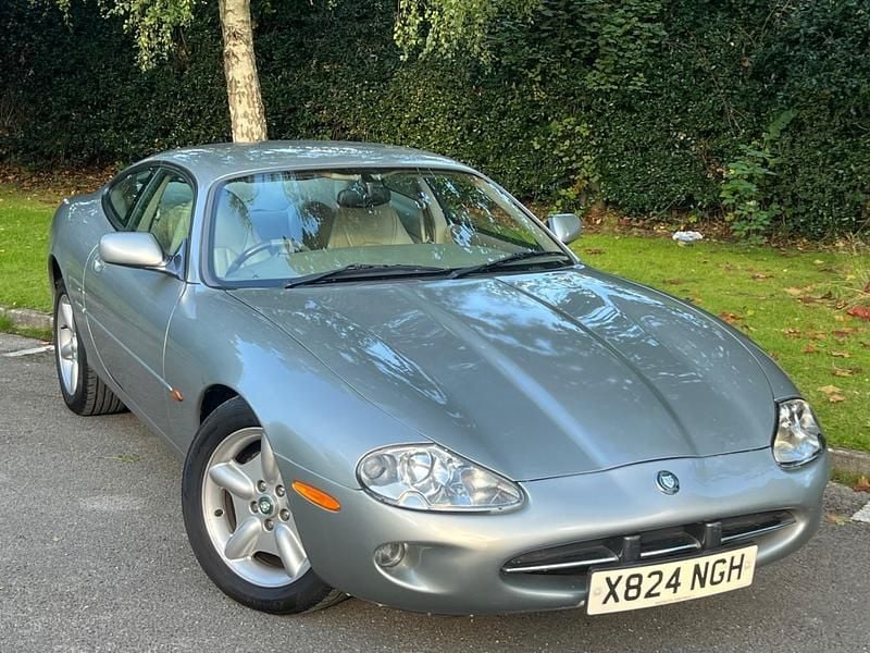 Usado Jaguar XK8 290 HP (213 kW) 2001 Prateado Coupé