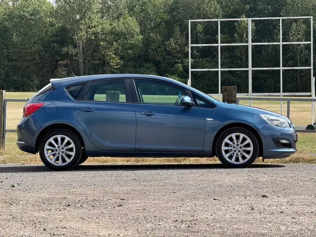 Used Vauxhall Astra Active 100 HP (73 kW) 2012 Blue Hatchback