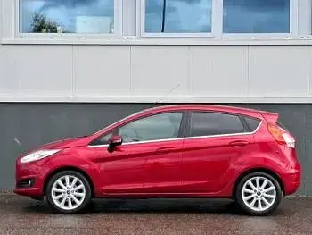 Used Ford Fiesta Titanium 100 HP (73 kW) 2016 Red Hatchback