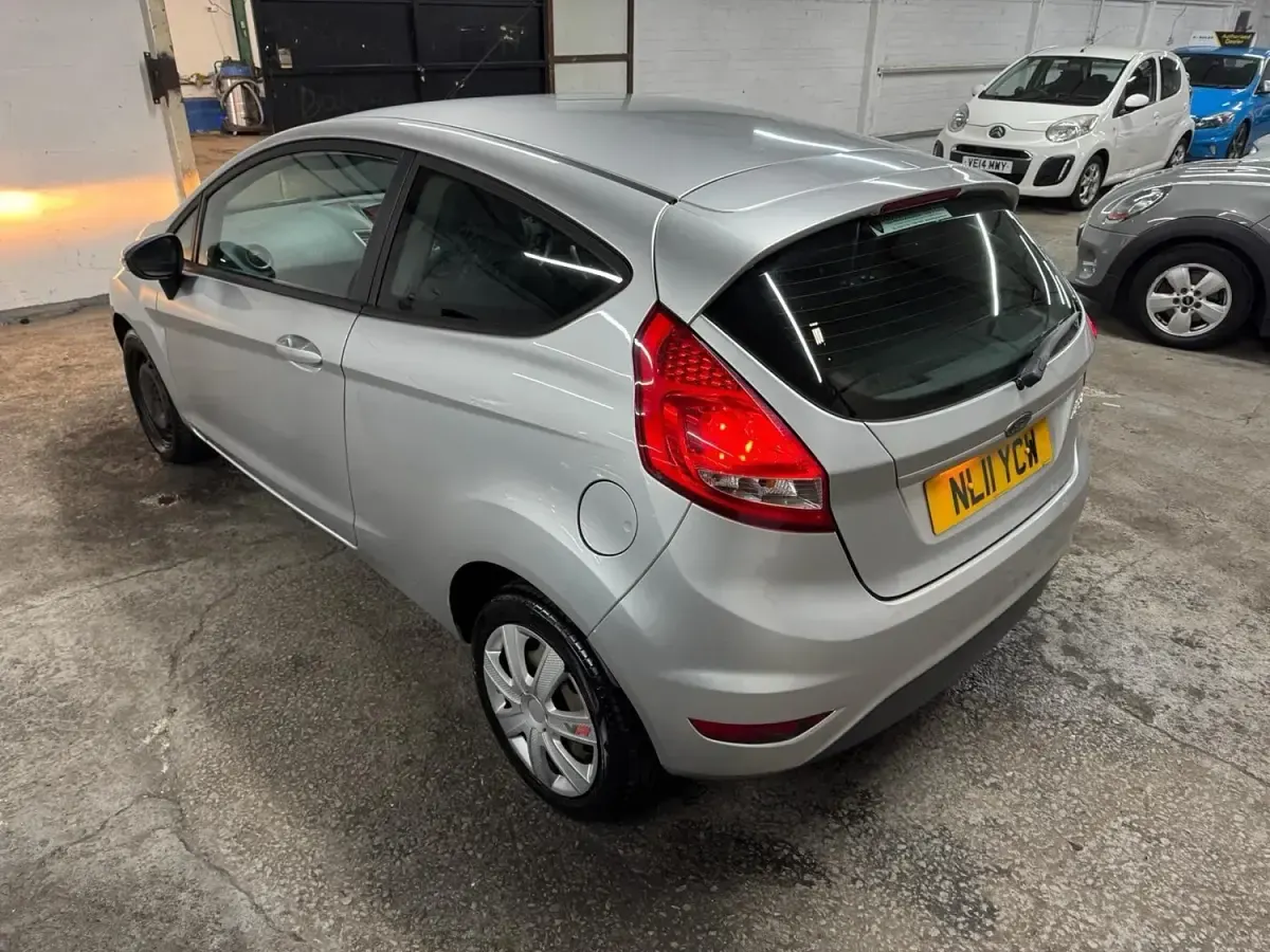 Second-hand Ford Fiesta 82 CP (60 kW) 2011 Argintiu Hatchback