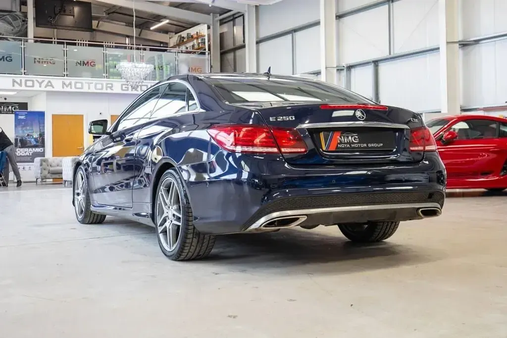 Usado Mercedes E250 AMG line 204 HP (150 kW) 2014 Azul Coupé