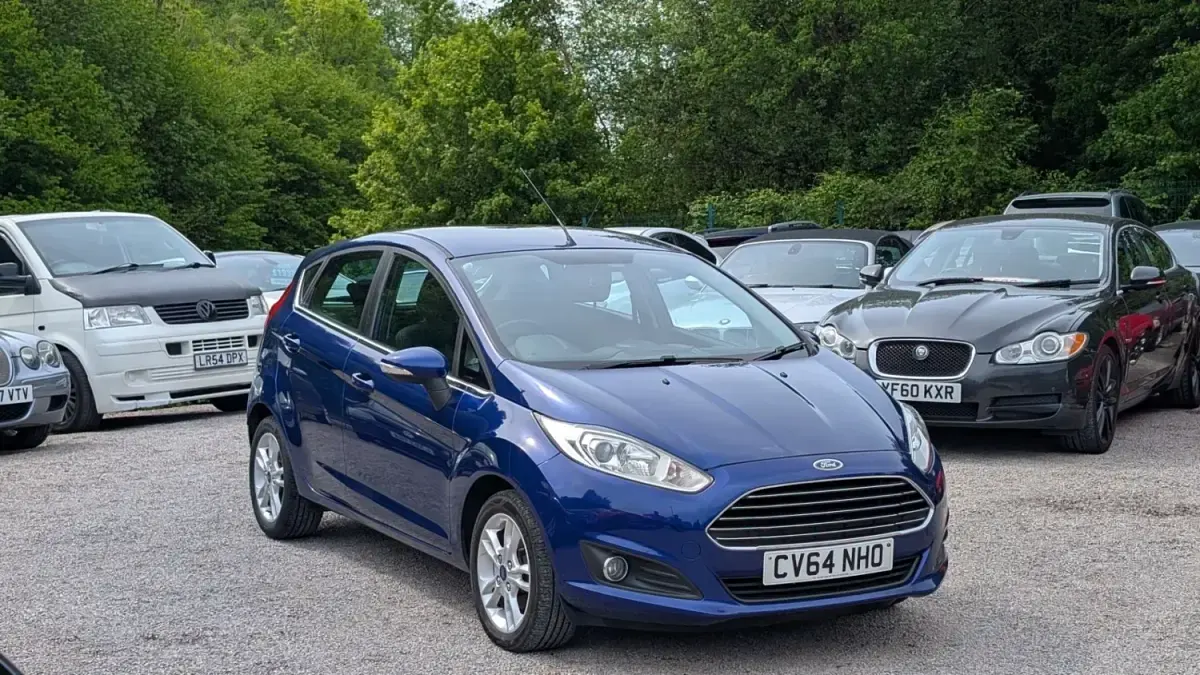 Usado Ford Fiesta Zetec 82 CV (60 kW) 2014 Azul Utilitario