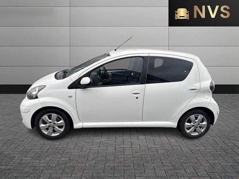 Begagnad Toyota Aygo 68 HK (50 kW) 2011 Vit Halvkombi