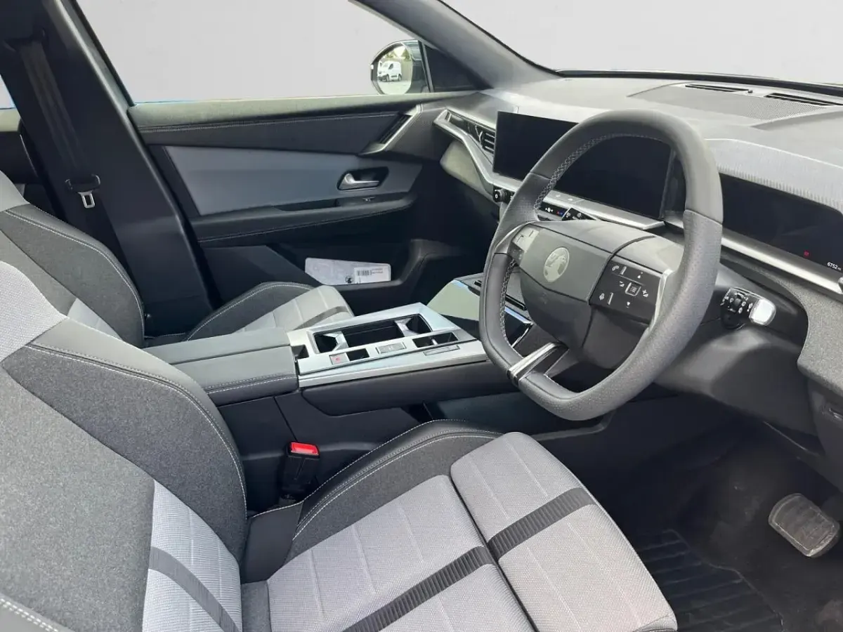 Used Vauxhall Grandland 154 kW (210 HP) 2025 Grey SUV