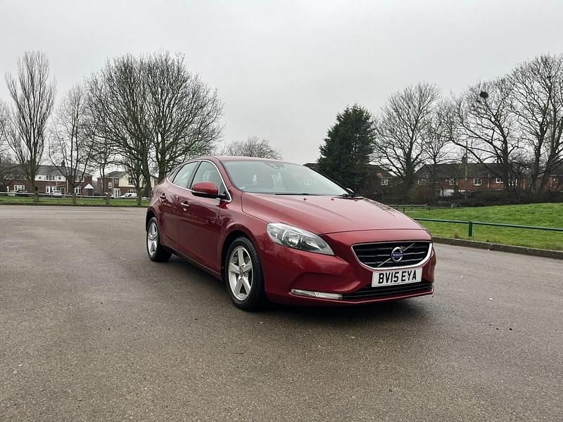 Used Volvo V40 SE 2015 Red Hatchback