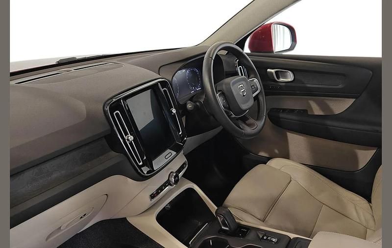 Used Volvo XC40 Momentum 188 HP (138 kW) 2020 Red SUV