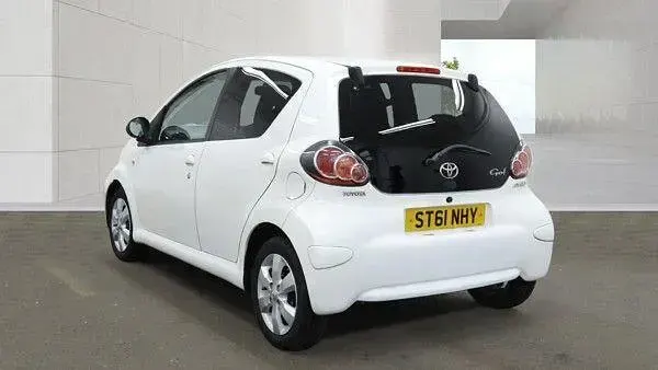 Used Toyota Aygo 68 HP (50 kW) 2011 White Hatchback