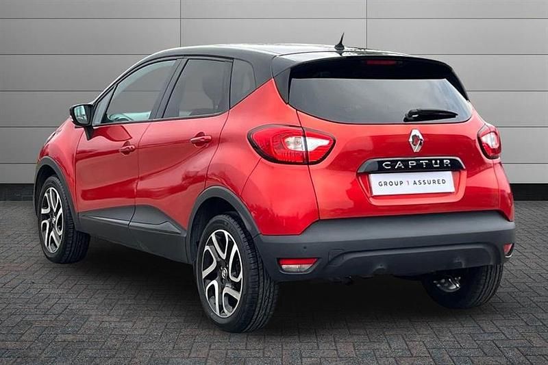 Used Renault Captur Dynamique 120 HP (88 kW) 2017 Flame red SUV