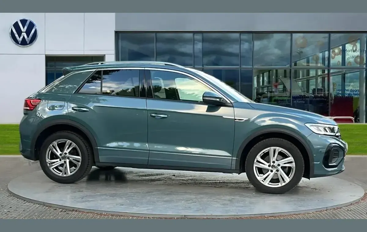 Used VW T-Roc R-line 150 HP (110 kW) 2024 Petrol blue metallic SUV