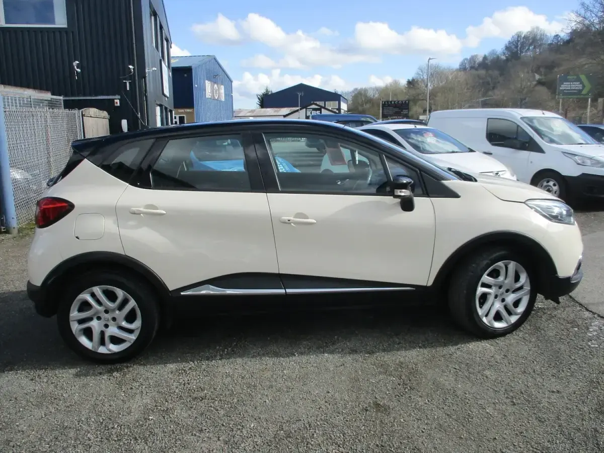 Used Renault Captur Dynamique 90 HP (66 kW) 2014 Cream SUV