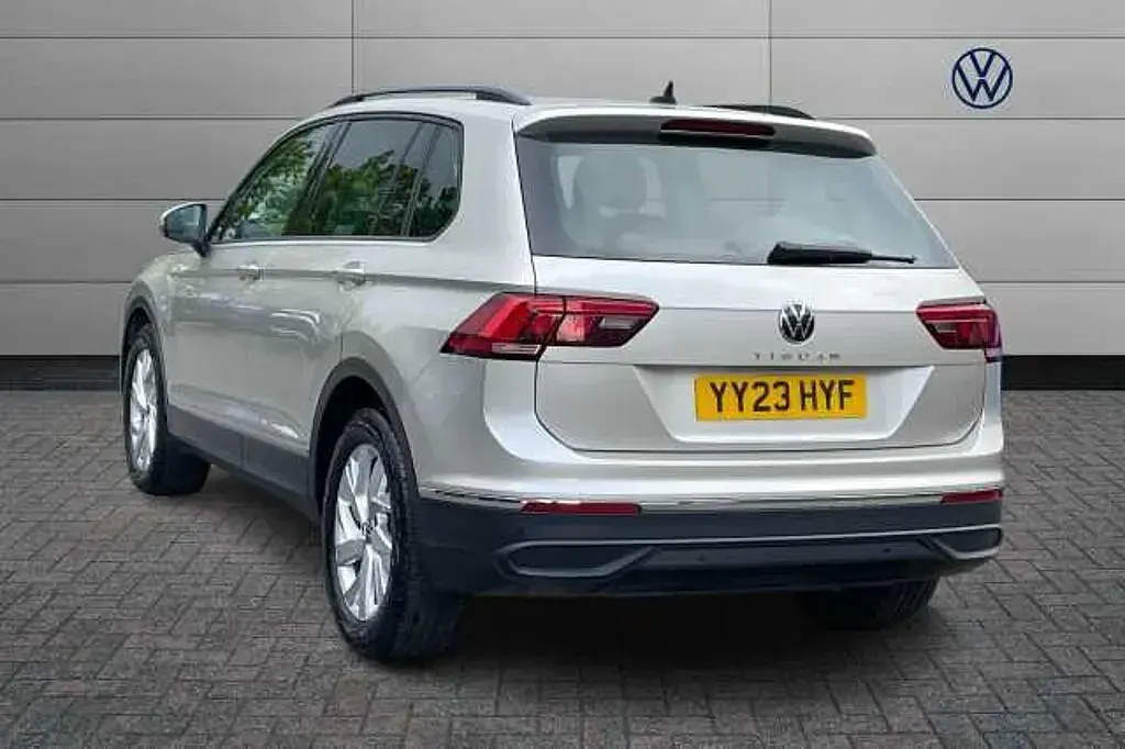 Gebraucht VW Tiguan Life 150 PS (110 kW) 2023 Silber SUV