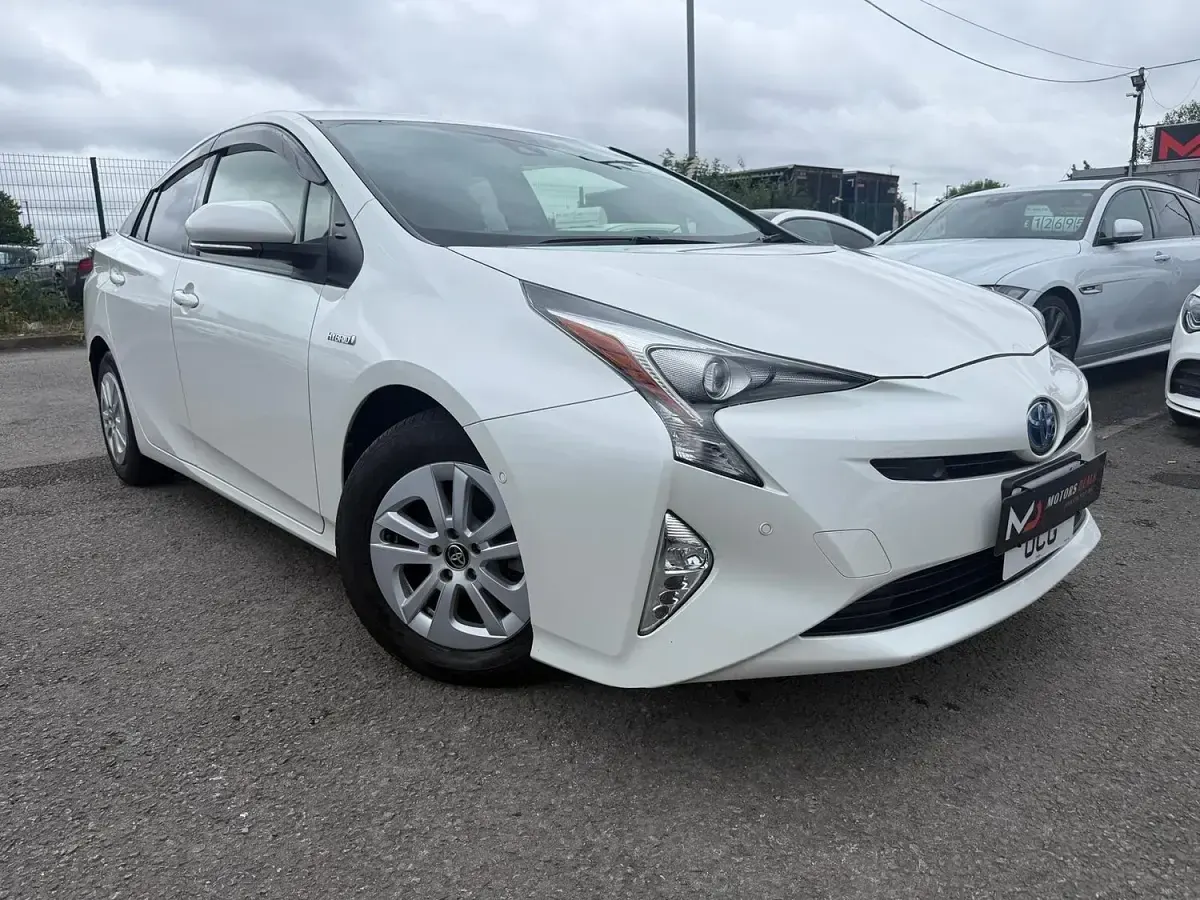 Used Toyota Prius Active 122 HP (89 kW) 2024 White Hatchback