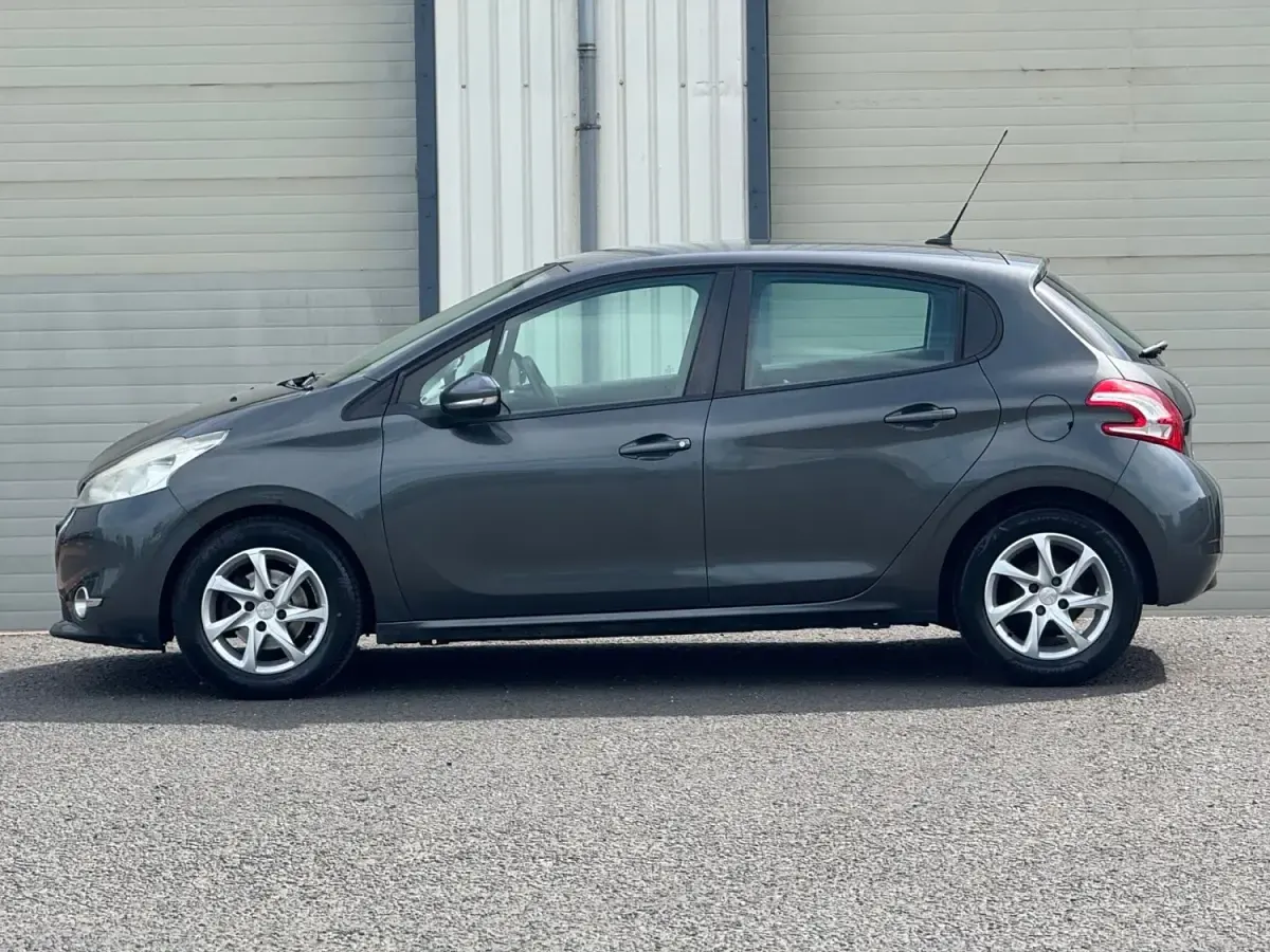 Begagnad Peugeot 208 Active 82 HK (60 kW) 2013 Grå Halvkombi