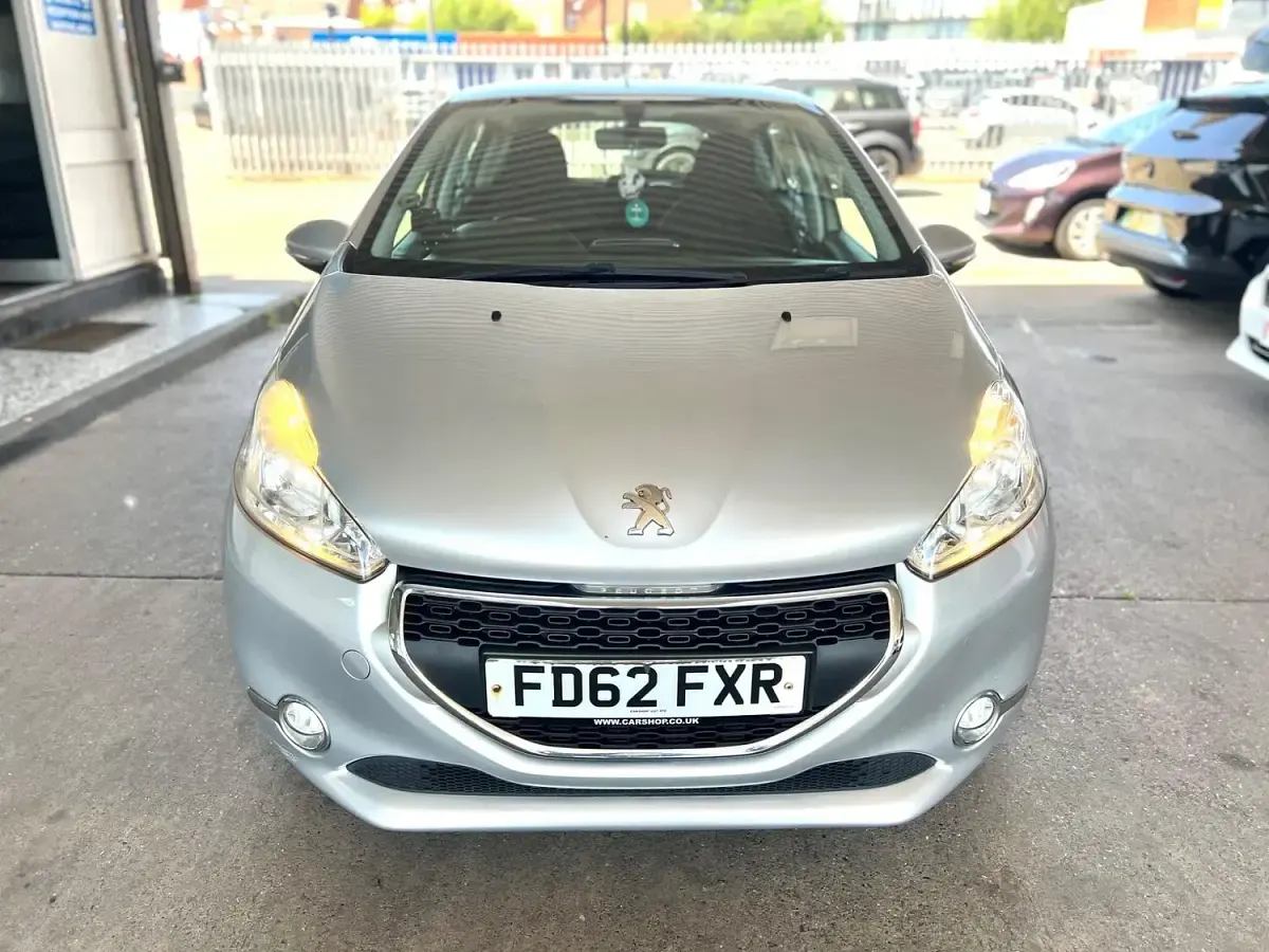 Used Peugeot 208 Active 68 HP (50 kW) 2013 Silver Hatchback