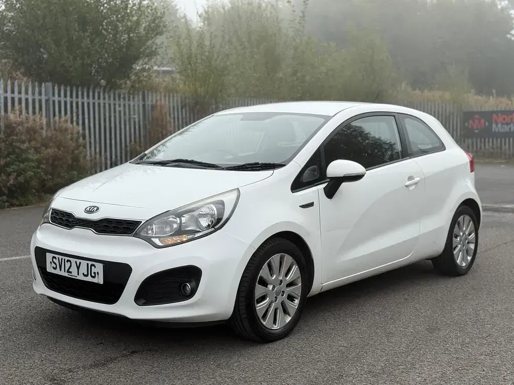 Used Kia Rio 109 HP (80 kW) 2012 White Hatchback