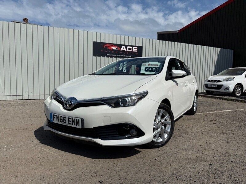 White Used 2016 Toyota Auris Business Edition Hatchback | £7,295 (Fair price) - Image 1/4