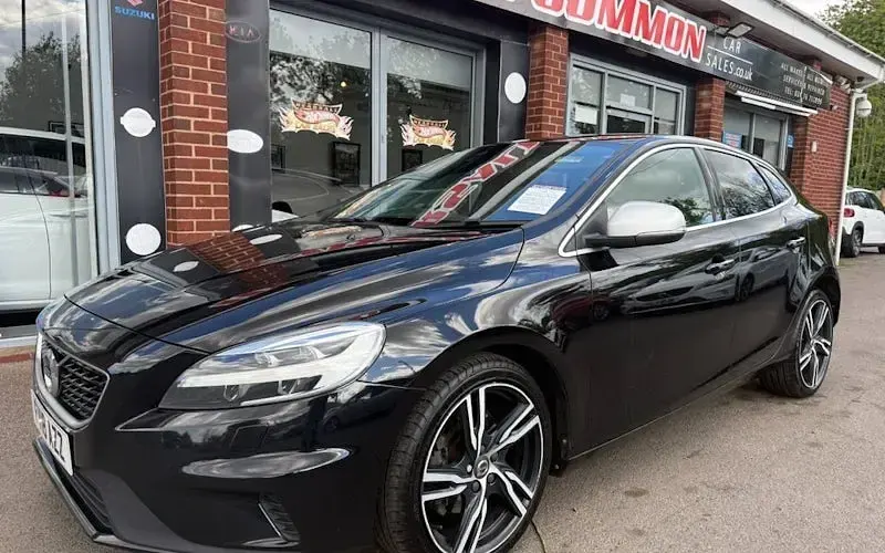 Używany Volvo V40 R-Design Pro 122 KM (89 kW) 2018 Czarny Hatchback