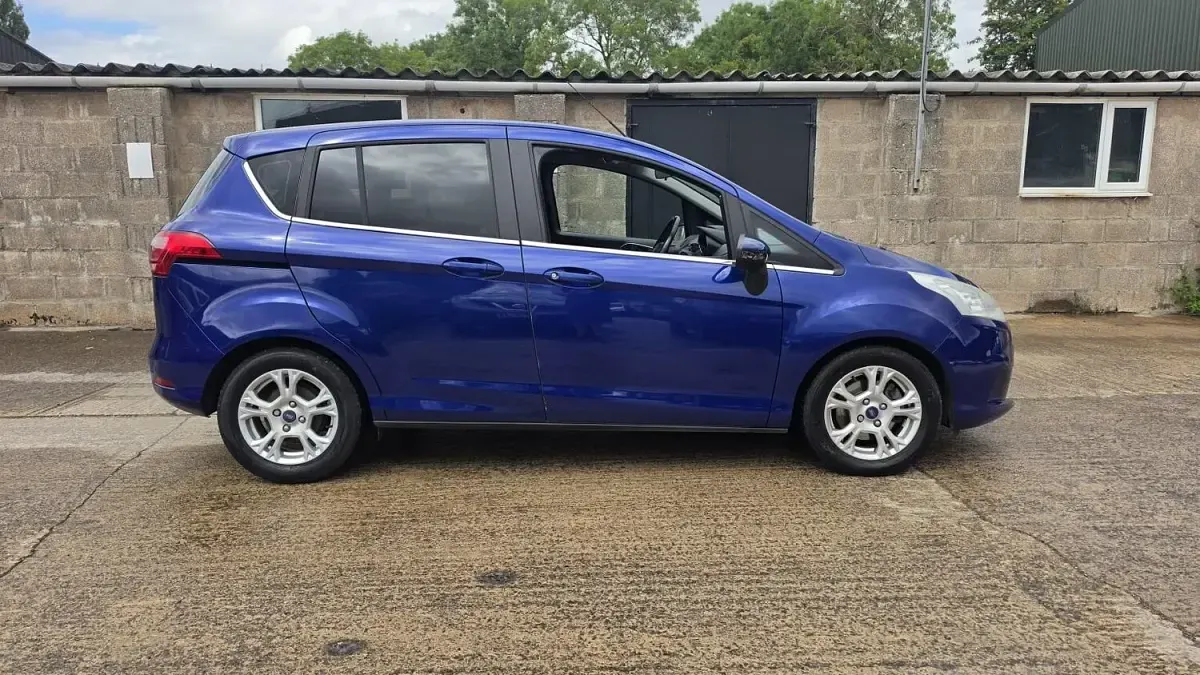 Used Ford B-MAX Zetec 95 HP (69 kW) 2016 Blue MPV