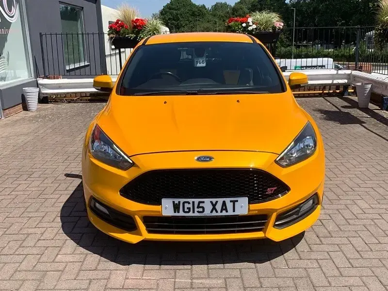 Used Ford Focus ST 250 HP (183 kW) 2015 Yellow Hatchback