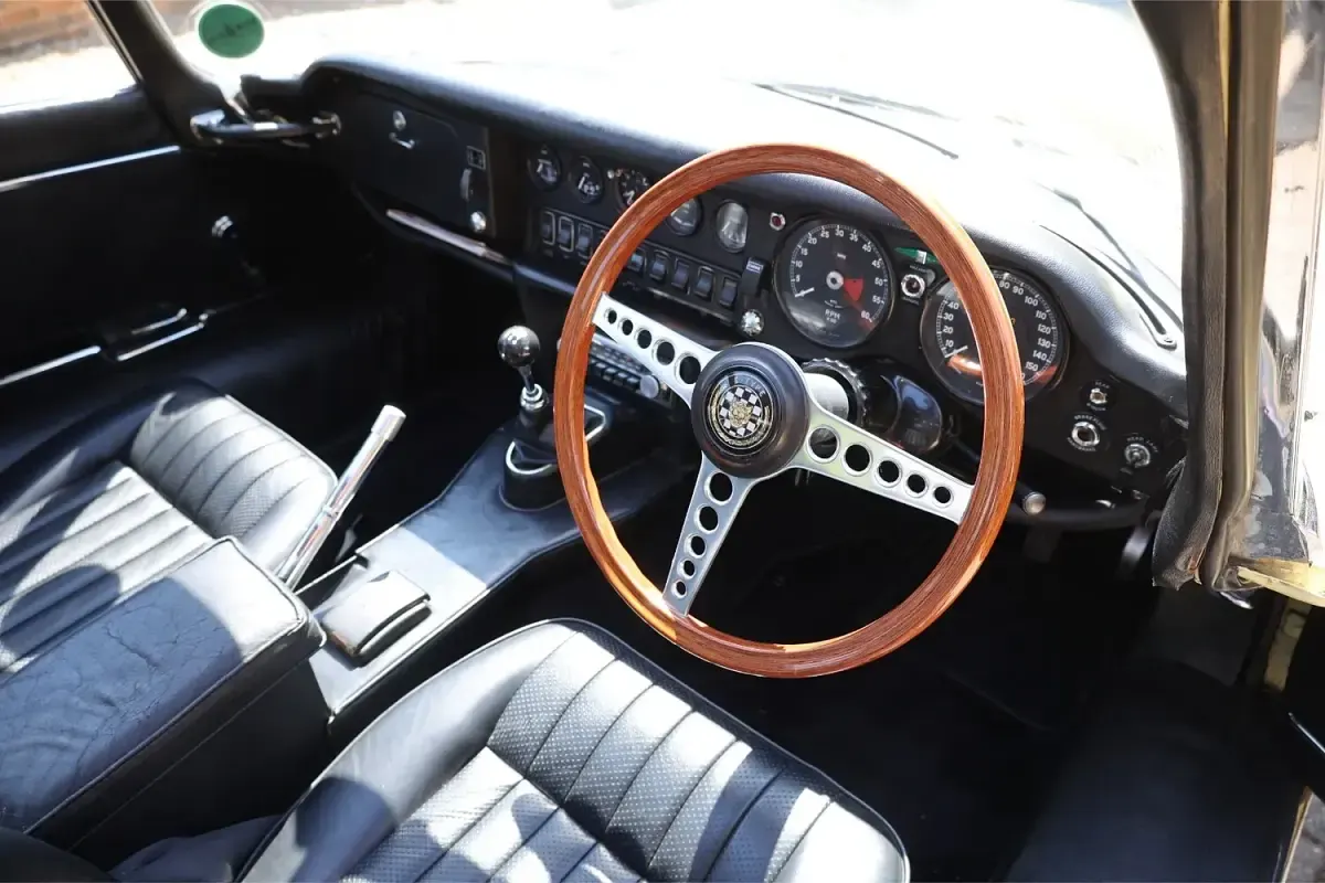 Used Jaguar E-Type 265 HP (194 kW) 1969 Yellow