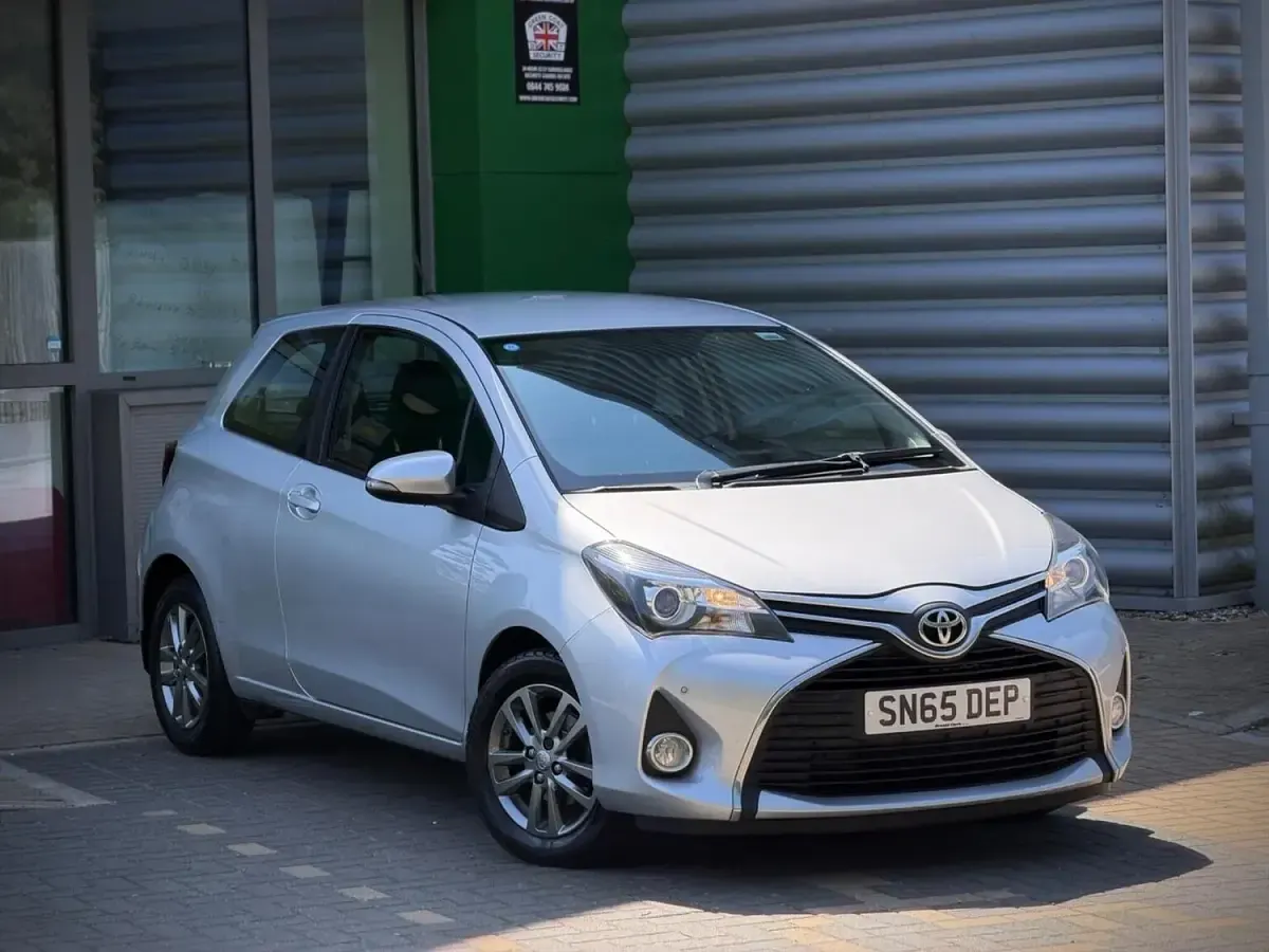 Used Toyota Yaris 99 HP (72 kW) 2015 Silver Hatchback