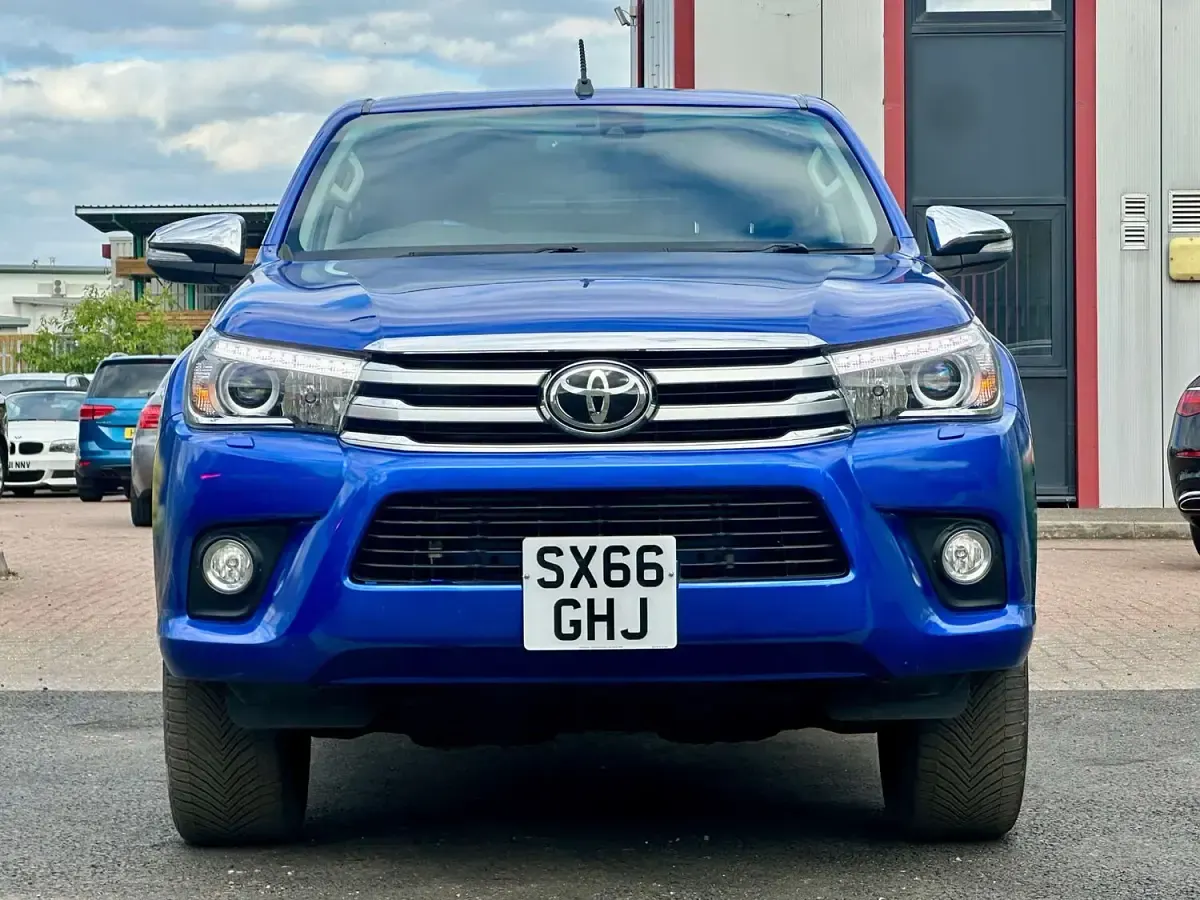 Used Toyota HiLux 150 HP (110 kW) 2017 Blue Pickup