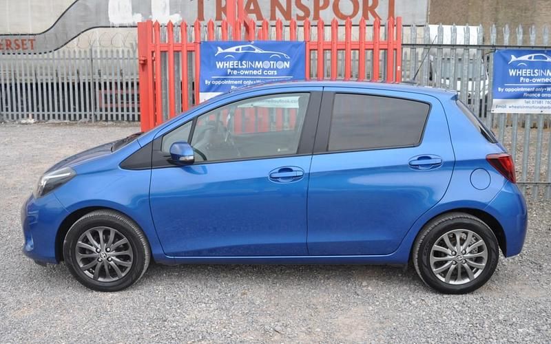 Used Toyota Yaris 97 HP (71 kW) 2016 Blue Hatchback