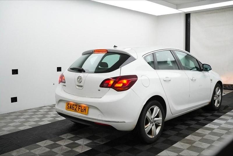 Used Vauxhall Astra SRi 2012 White Hatchback