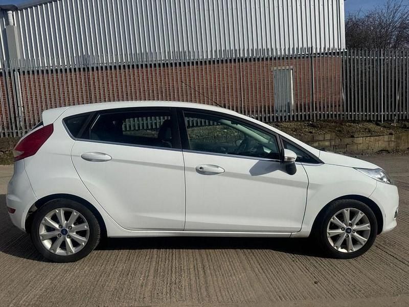 Used Ford Fiesta Zetec 81 HP (59 kW) 2011 White Hatchback