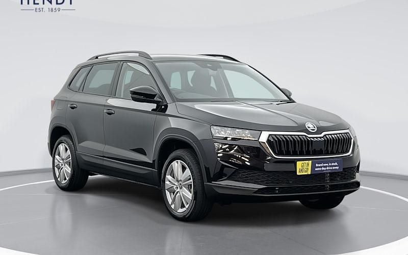 Black magic pearl effect Used 2025 Skoda Karoq SE SUV | £23,999 (Good price) - Image 1/4