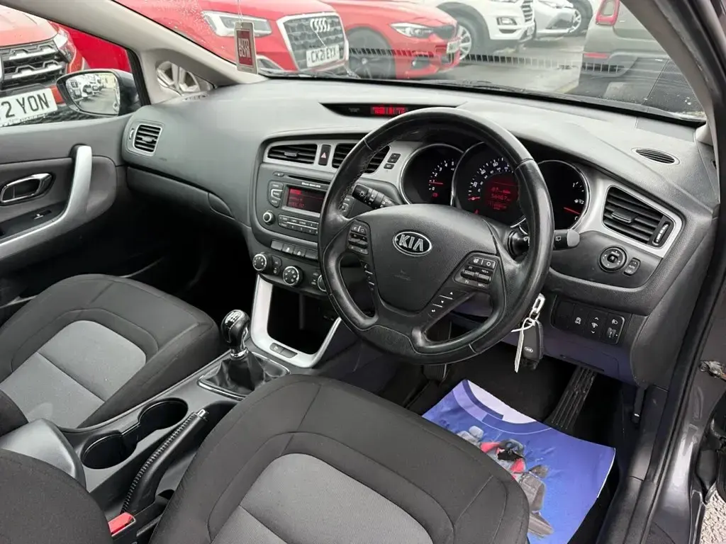 Used Kia Ceed 126 HP (92 kW) 2015 Silver Hatchback
