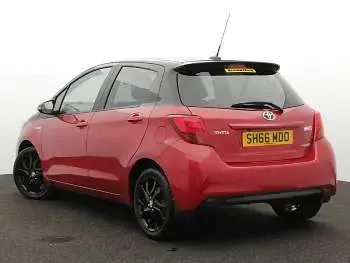 Used Toyota Yaris Design 100 HP (73 kW) 2016 Red Hatchback