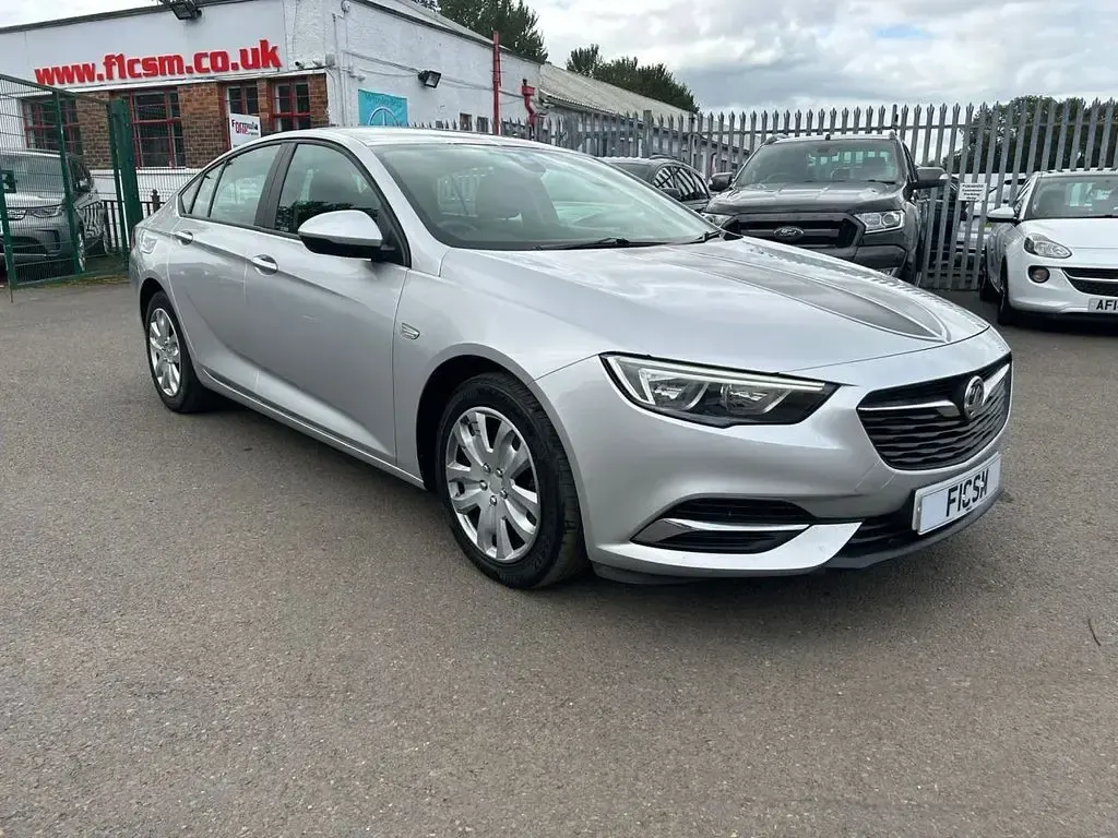 Used Vauxhall Insignia Design Edition 108 HP (79 kW) 2018 Silver Hatchback