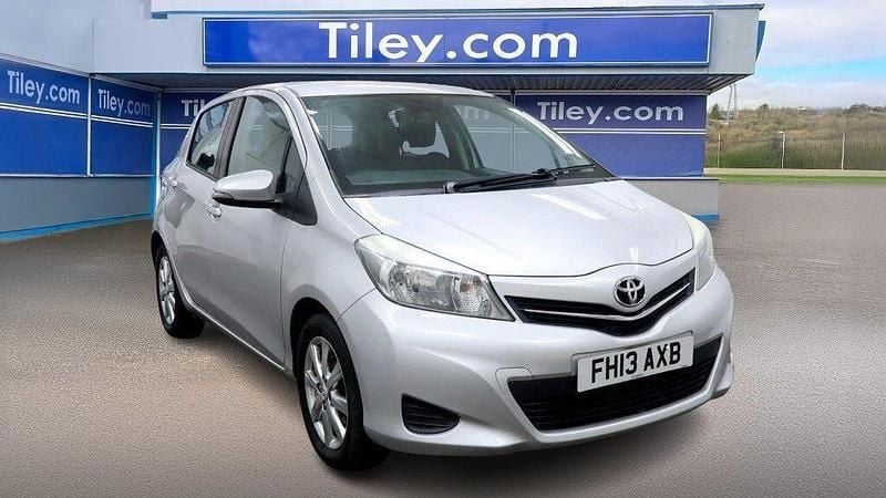 Used Toyota Yaris 99 HP (72 kW) 2013 Silver Hatchback
