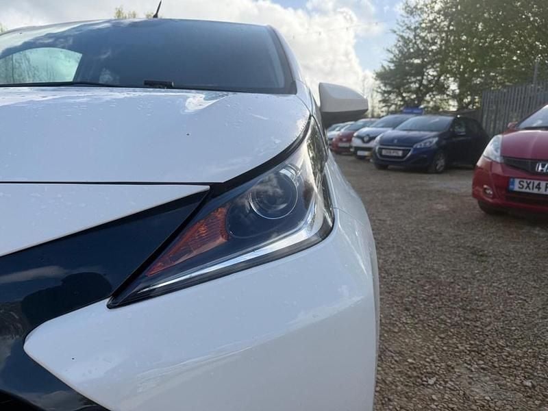 Used Toyota Aygo x-style 68 HP (50 kW) 2017 White Hatchback