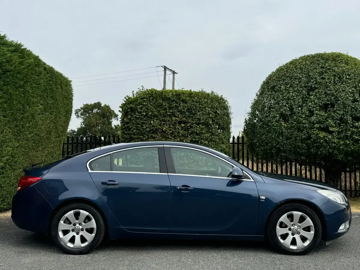 Used Vauxhall Insignia SRi 128 HP (94 kW) 2011 Blue Hatchback