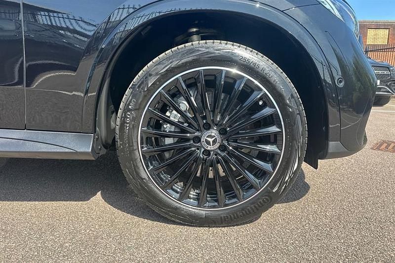 Second-hand Mercedes GLC300e Urban 313 CP (230 kW) 2025 Negru Break