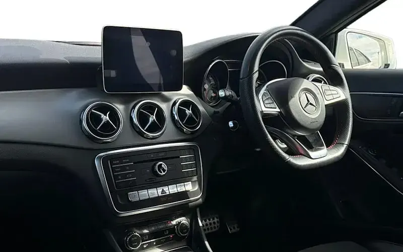 Used Mercedes GLA180 AMG line 122 HP (89 kW) 2019 White SUV