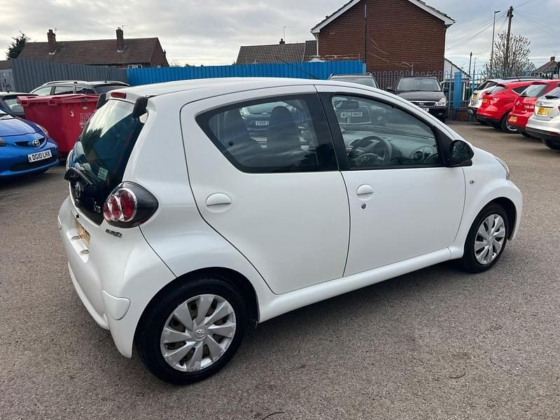Begagnad Toyota Aygo 68 HK (50 kW) 2013 Vit Halvkombi