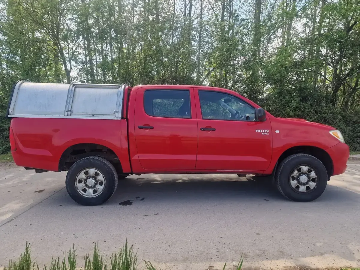 Used Toyota HiLux 118 HP (86 kW) 2008 Red Pickup