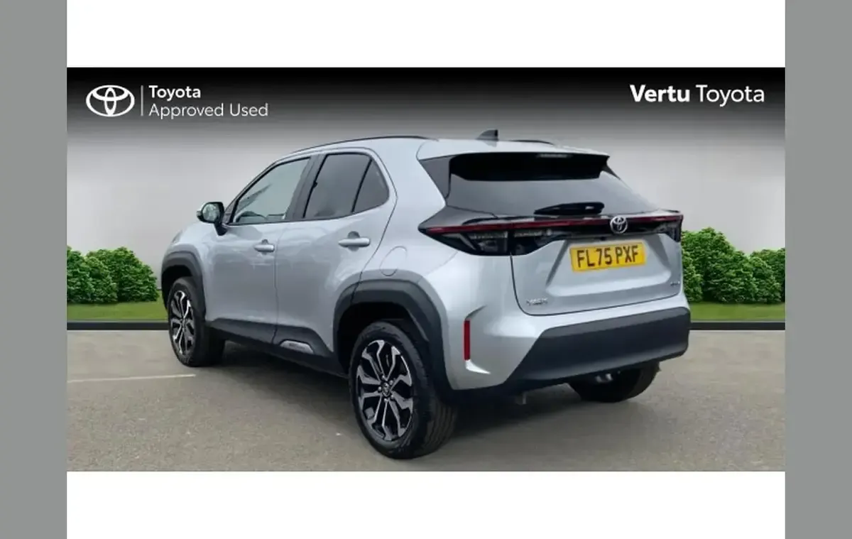 Used Toyota Yaris Cross Design 113 HP (83 kW) 2025 Silver SUV