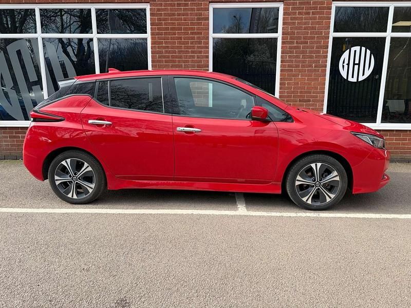 Usado Nissan Leaf N-Connecta 110 kW (150 HP) 2022 Vermelho Citadino