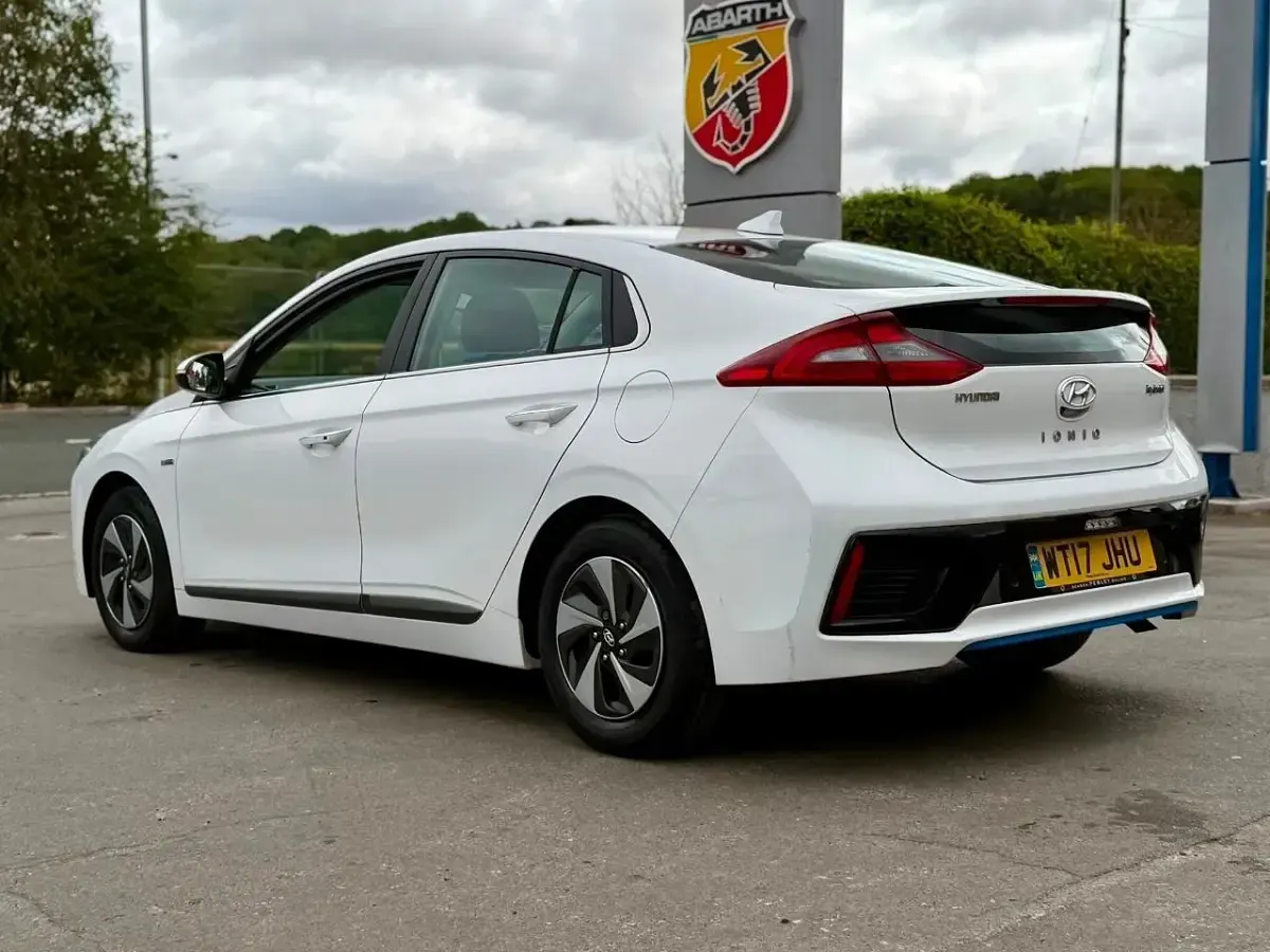 Used Hyundai Ioniq Premium SE 139 HP (102 kW) 2017 White Hatchback