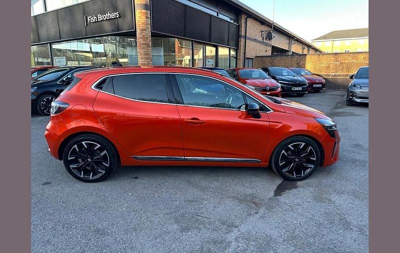 Used Renault Clio V Techno 90 HP (66 kW) 2025 Valencia orange  Hatchback