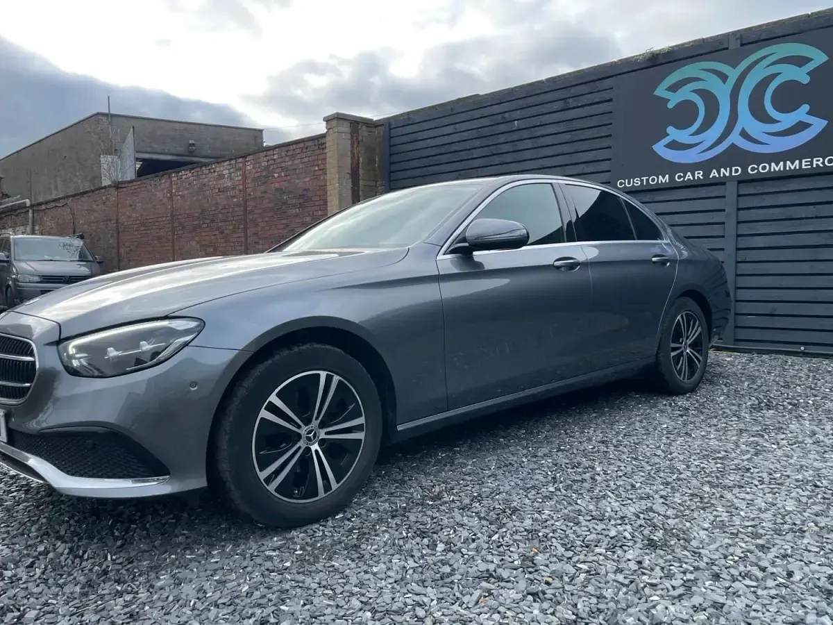 Używany Mercedes E220 194 KM (142 kW) 2021 Szary Sedan/Limuzyna