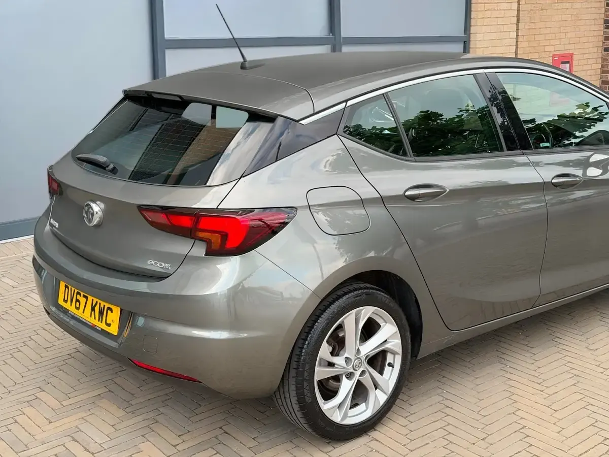 Used Vauxhall Astra SRi 105 HP (77 kW) 2017 Grey Hatchback