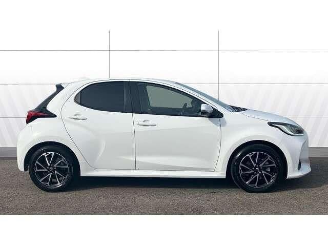 Used Toyota Yaris Hybrid Design 116 HP (85 kW) 2022 White Hatchback