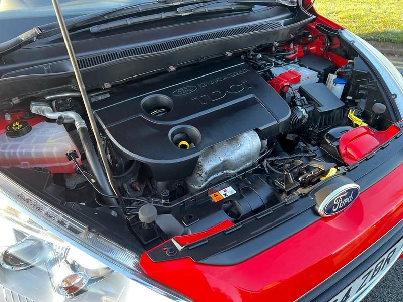 Used Ford B-MAX Zetec 2015 Red MPV